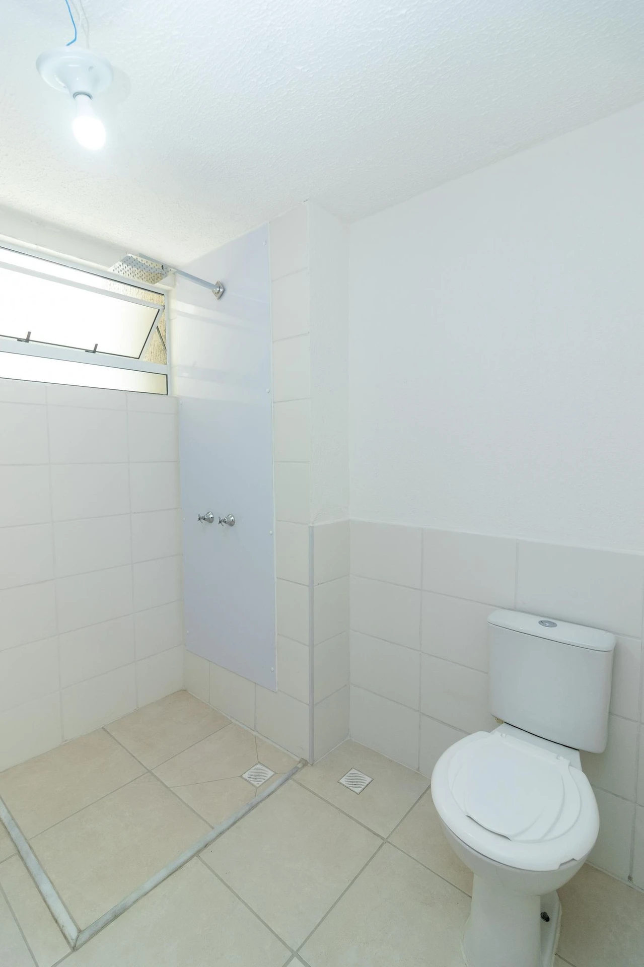 One-bedroom apartment in a building with a gym — photo 10