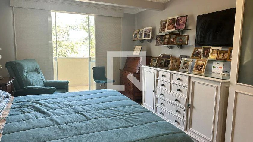 Walk-in closet in a 5-bedroom house, 250 m² — photo 2