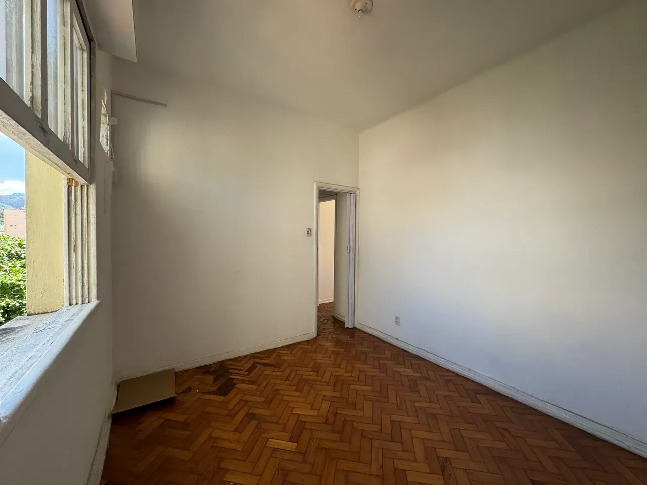 Apartment on the 6th floor with wood or laminate floors — photo 5