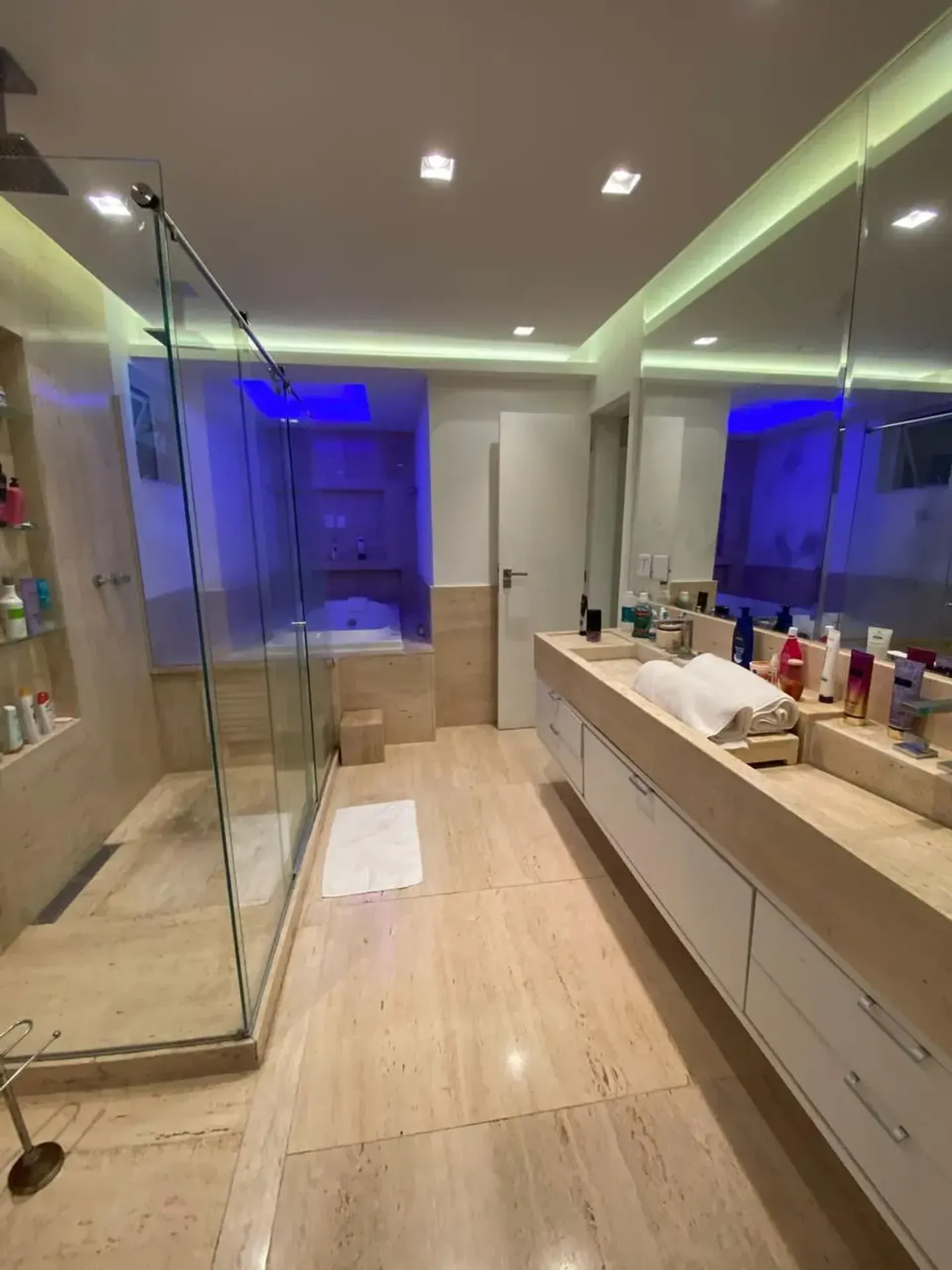 Furnished house with open-plan gas kitchen — photo 17