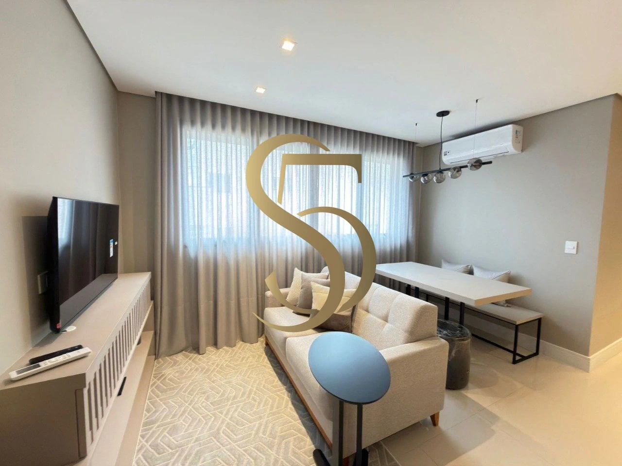 One-bedroom apartment with a washing machine