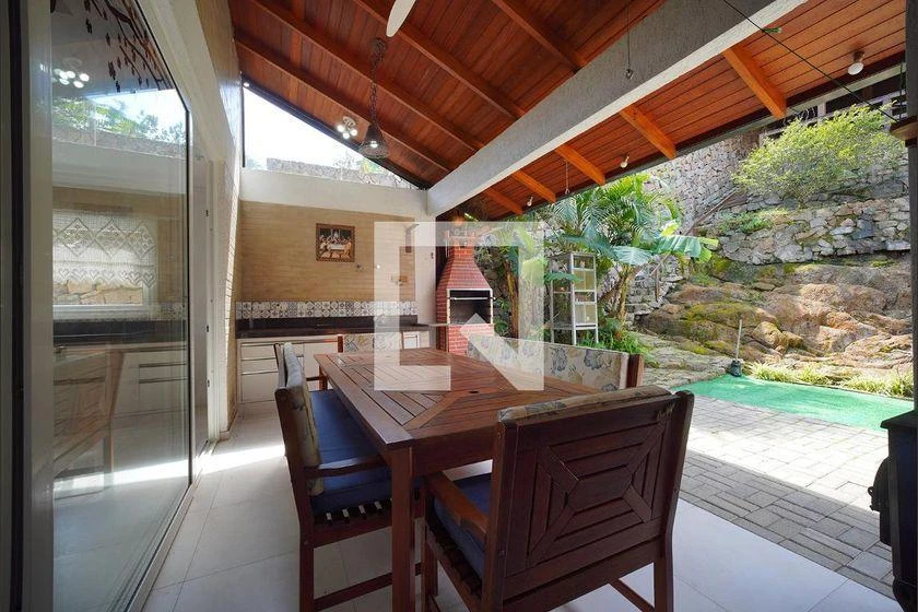 Rental house with 2 bedrooms, 425 m² and a balcony — photo 3