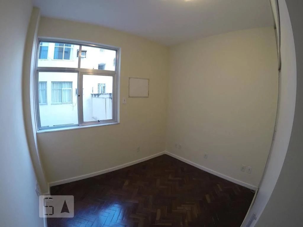 Apartamento de 2 quartos com piso de madeira ou laminado — photo 7