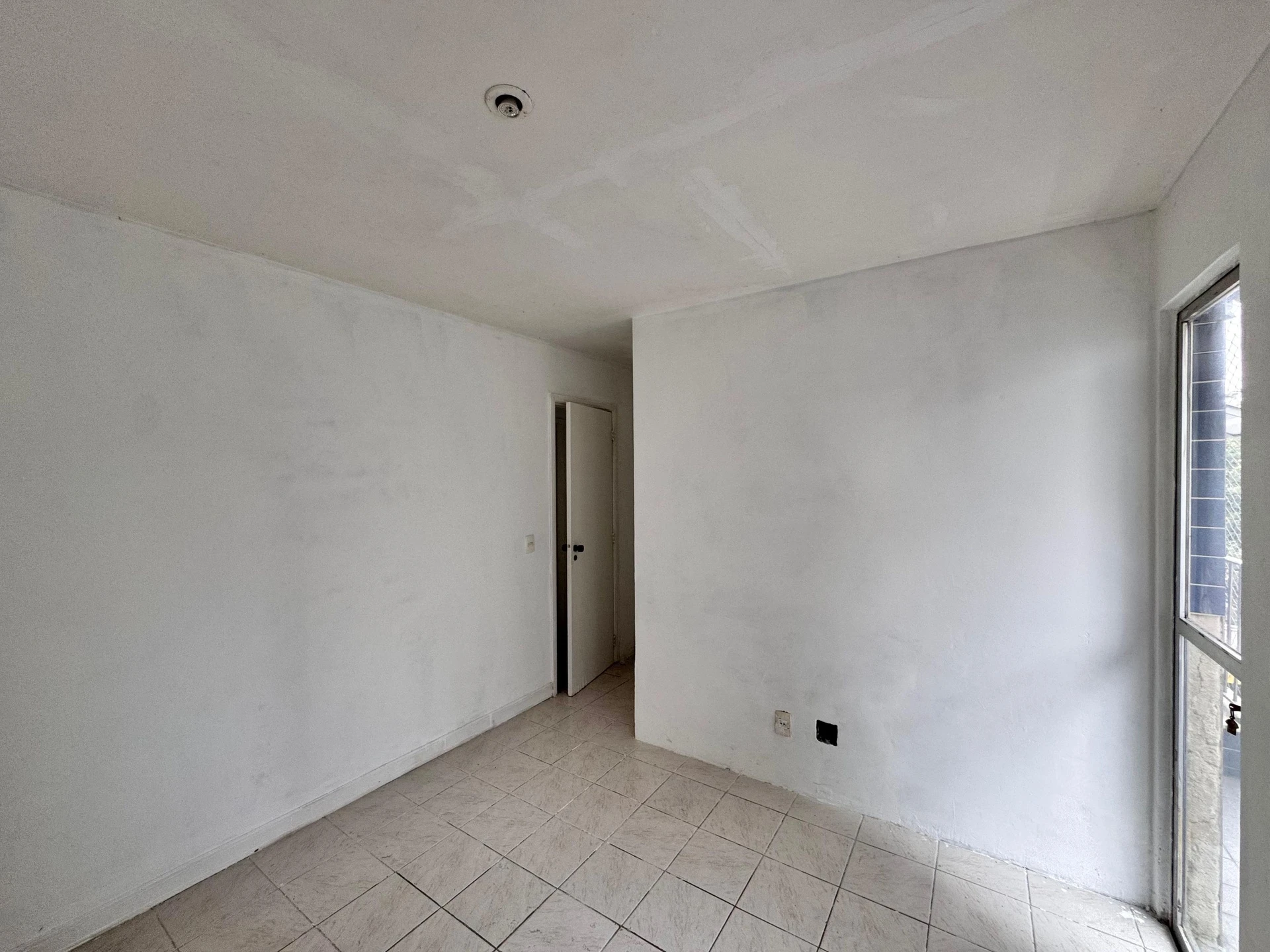 3-bedroom apartment with a balcony and laundry area — photo 14