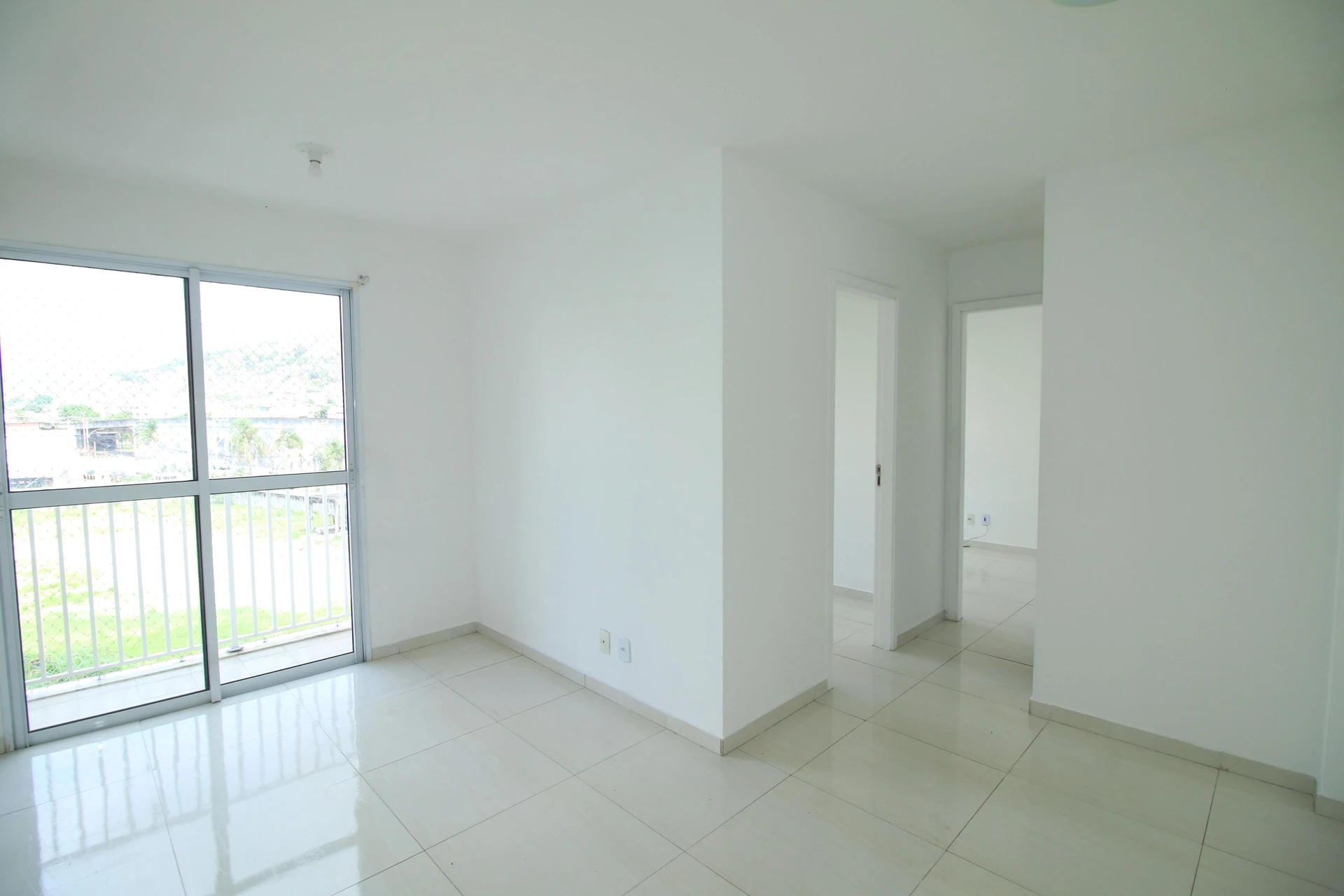 2-bedroom apartment with 1 bathroom and condo pool — photo 3