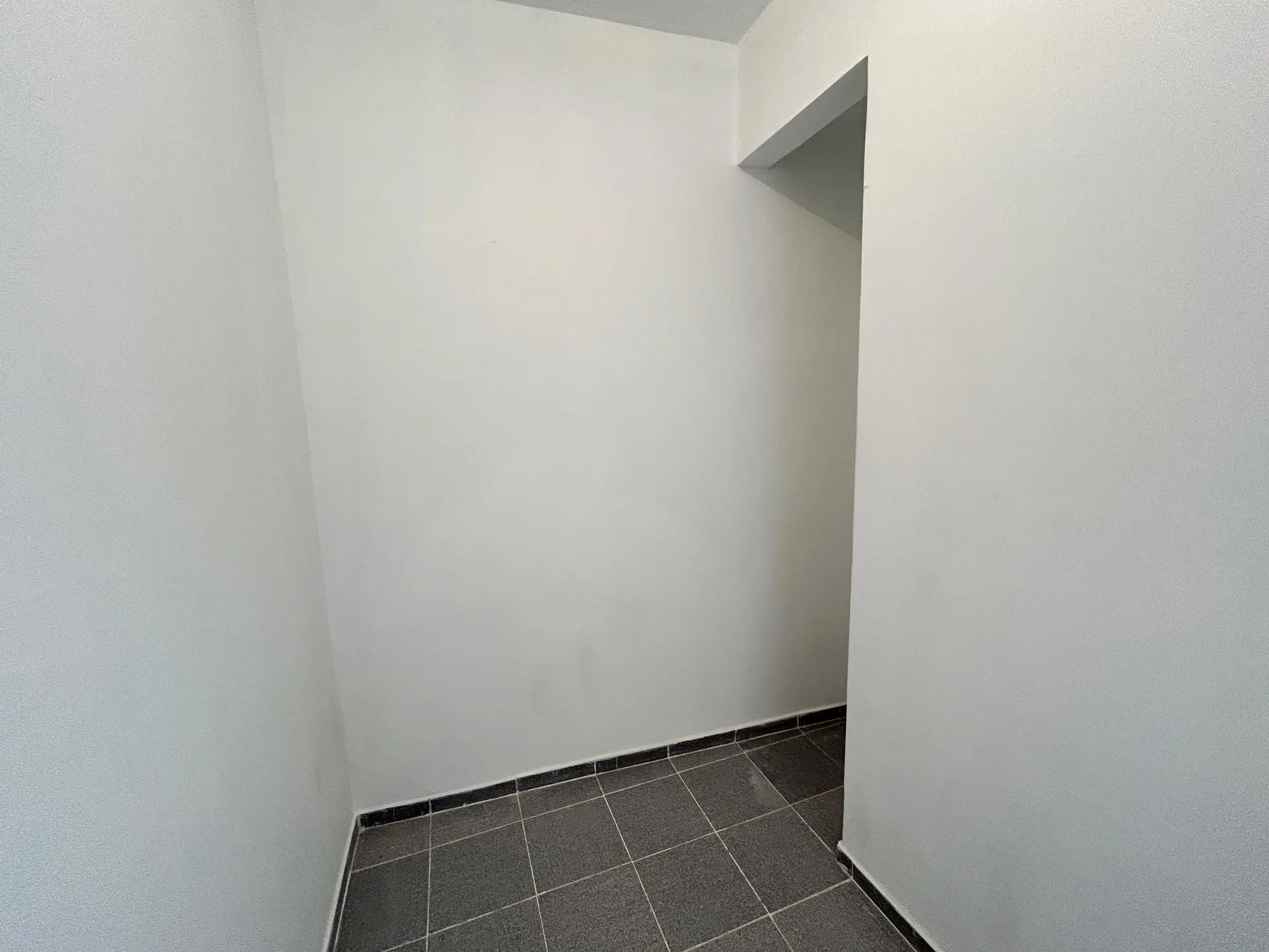 Unfurnished rental apartment with 2 bedrooms and parking — photo 35