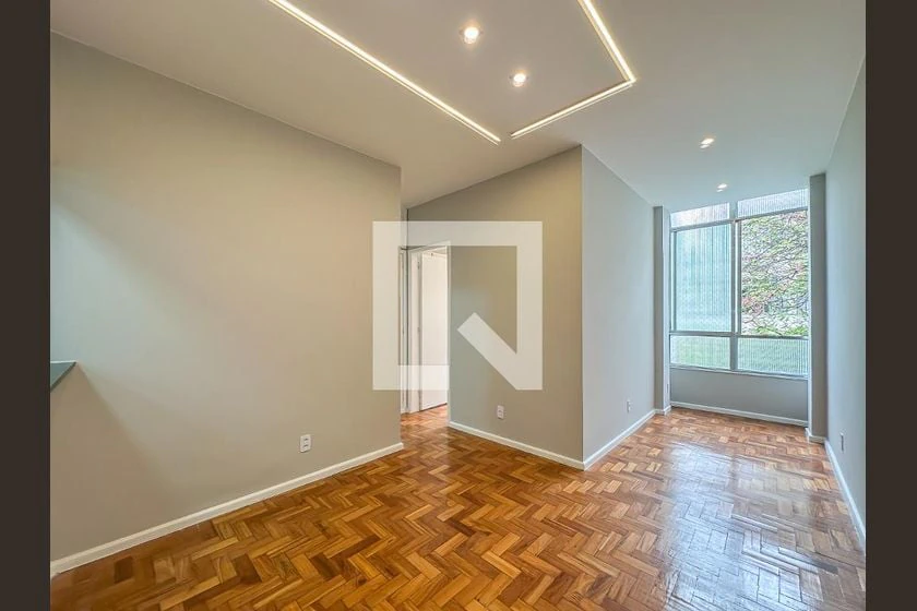 One-bedroom apartment with wood or laminate floors — photo 8
