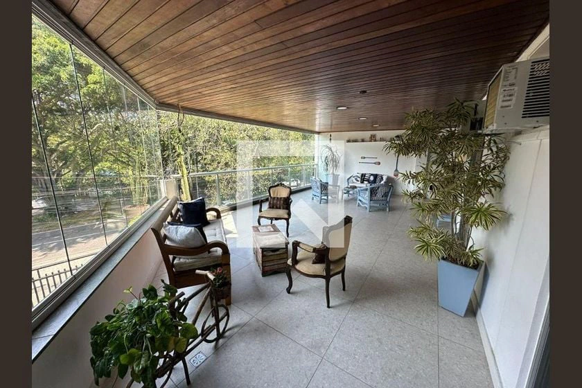Glass-enclosed balcony in a 3-bedroom apartment, 132 m² — photo 4