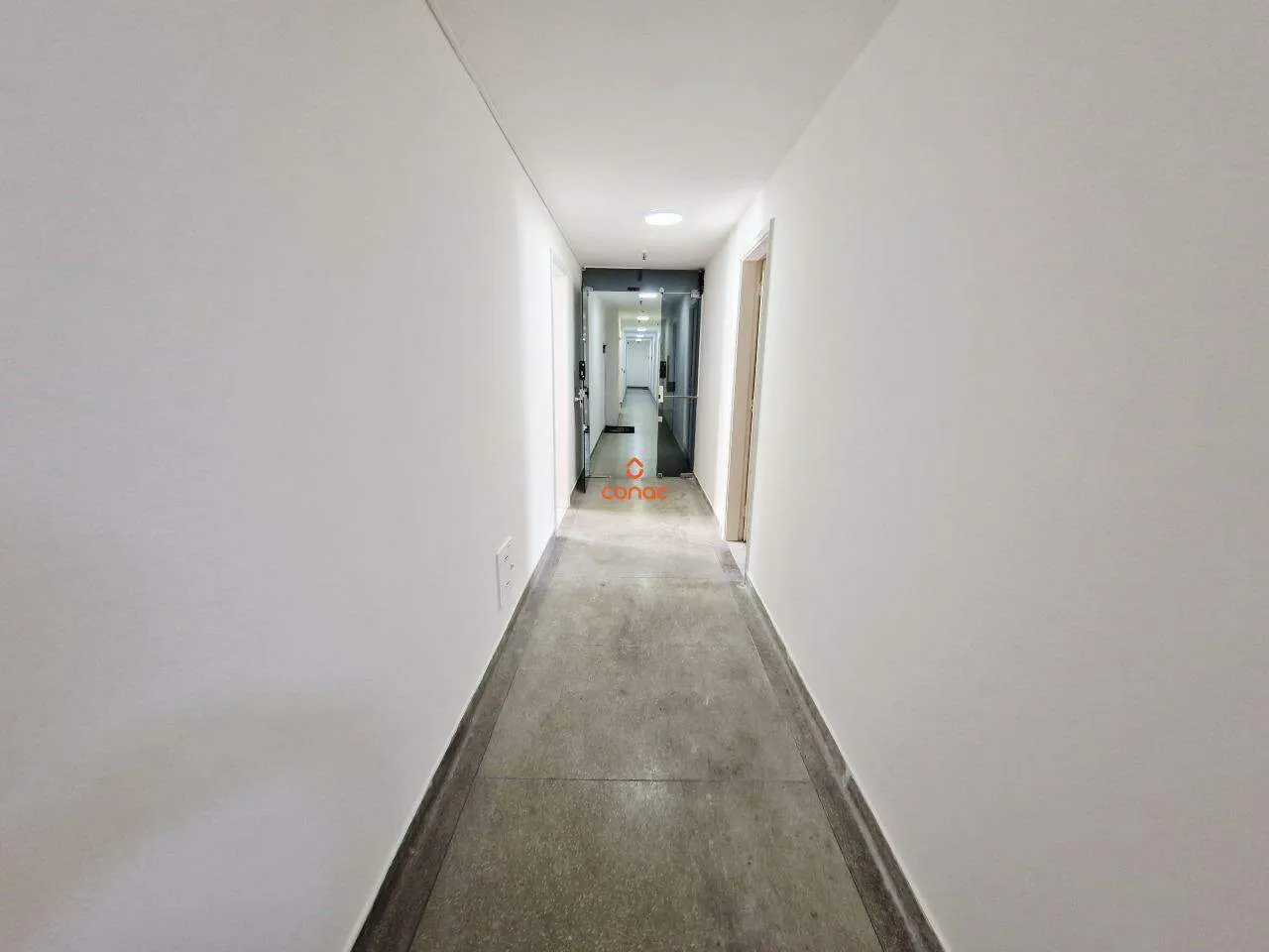 Apartamento de 1 quarto com piso de madeira ou laminado — photo 5