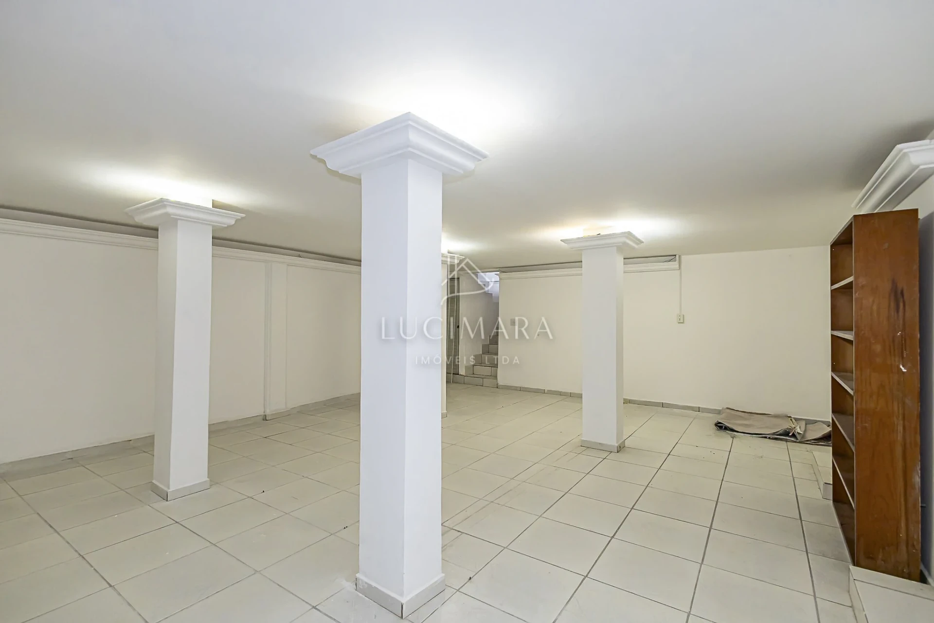 Wood or laminate floors in a 2-bedroom house, 170 m² — photo 29