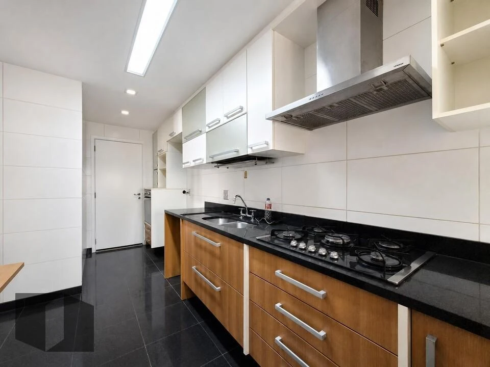 Walk-in closet in a 3-bedroom apartment, 122 m² — photo 12