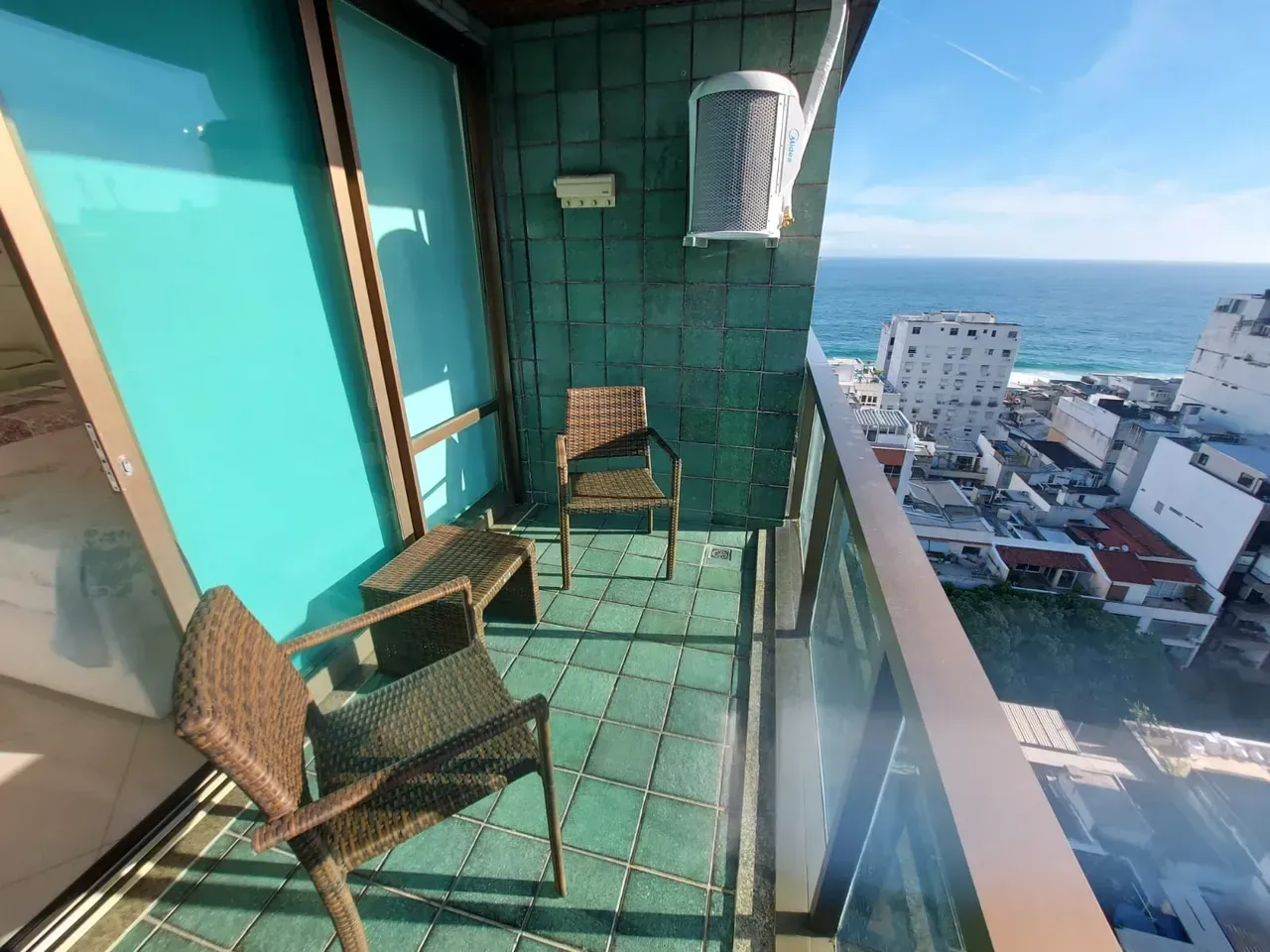 Furnished apartment with 2 bedrooms and floor to ceiling windows — photo 14
