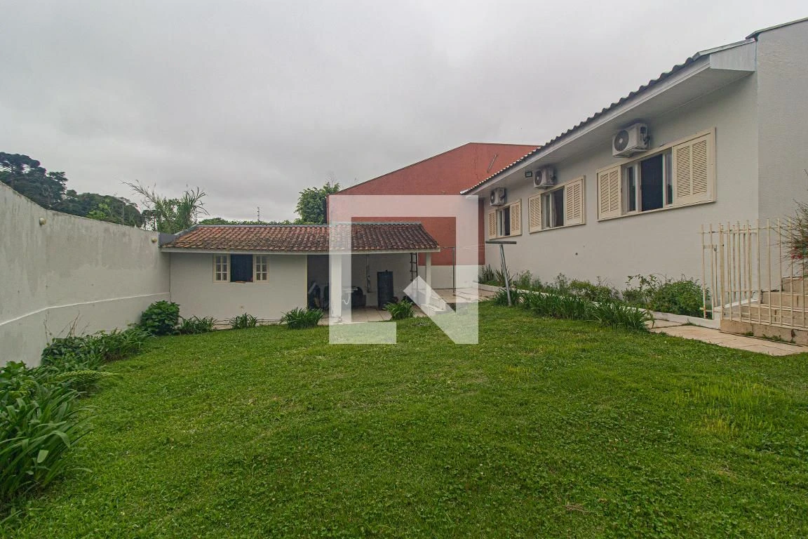 3-bedroom house with a walk-in closet in Curitiba — photo 27