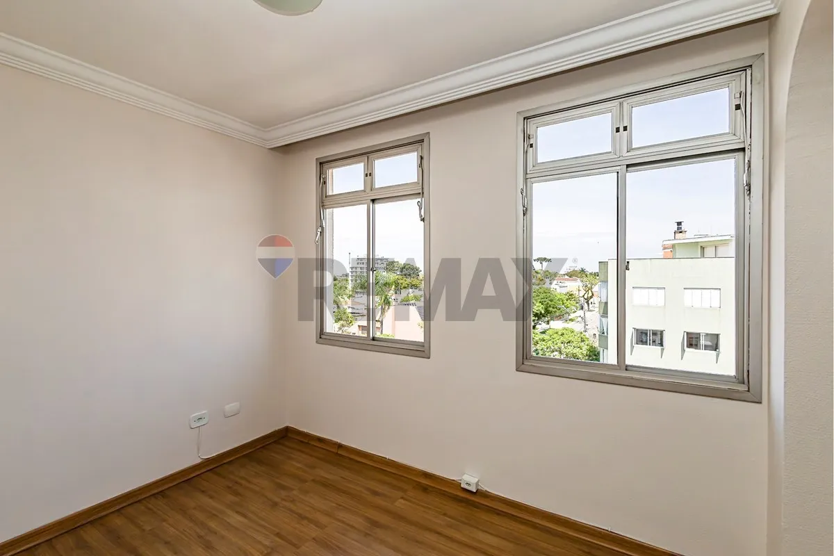 Wood or laminate floors in a 2-bedroom apartment, 70 m² — photo 34