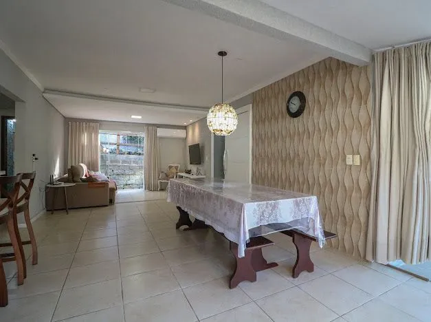 200 m² house with 4 bedrooms and 2 parking spots