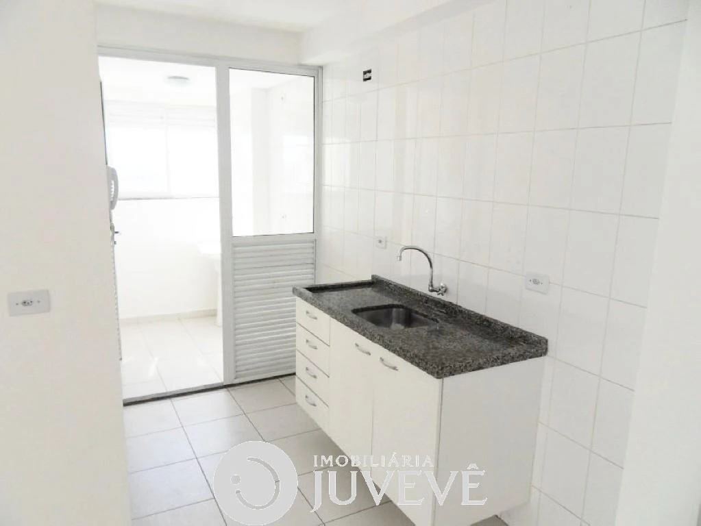 3-bedroom apartment in a building with a pool — photo 3