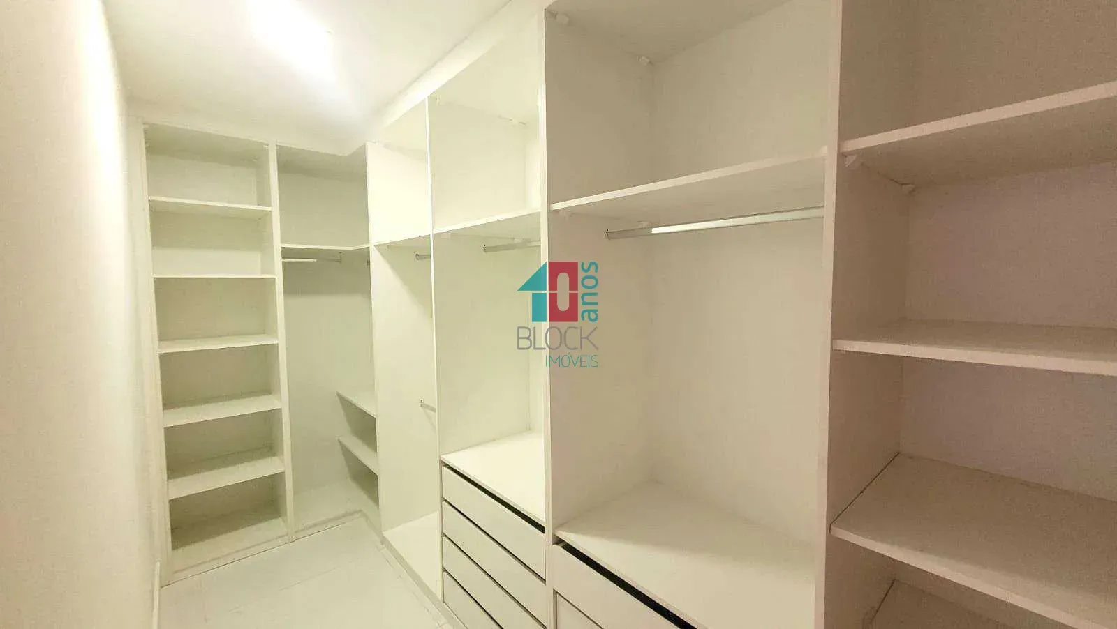 House with a gas open-plan kitchen and 4 bedrooms — photo 29