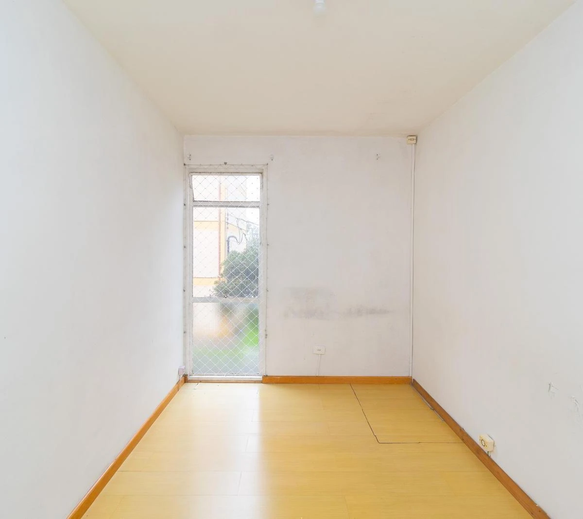 2-bedroom apartment with wood or laminate floors in Curitiba — photo 21