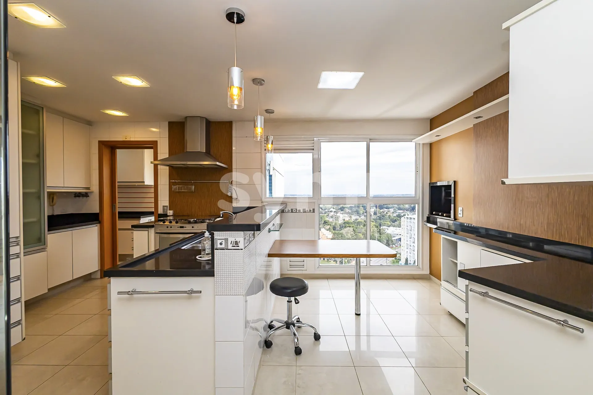 3-bedroom apartment with private BBQ on balcony — photo 11