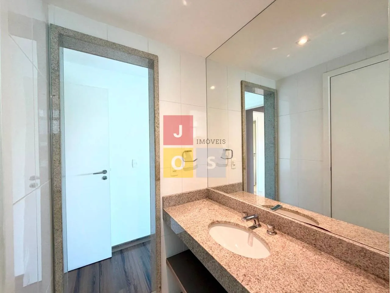 Furnished 4-bedroom suite apartment with 156 m² — photo 78