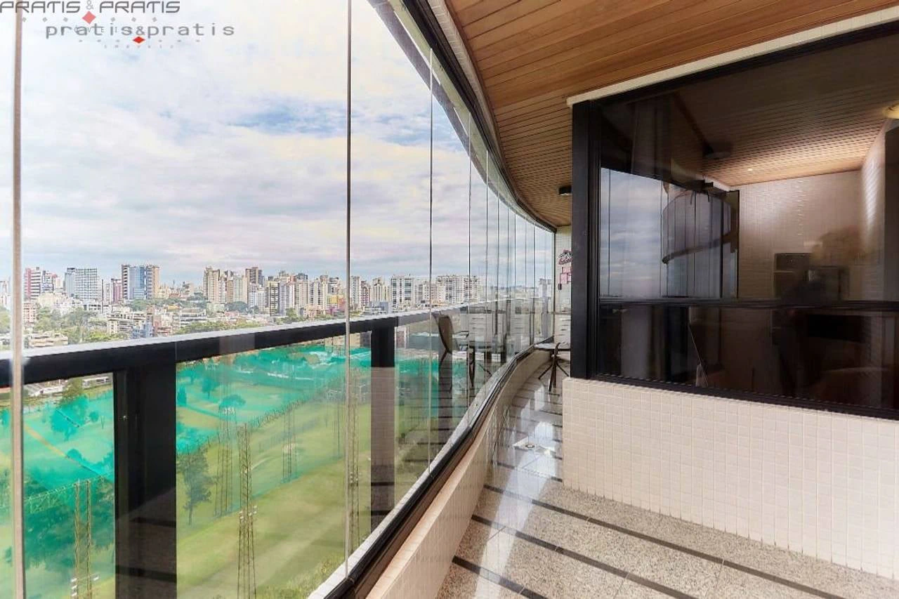 Bathtub in a 3-bedroom apartment, 131 m² — photo 20