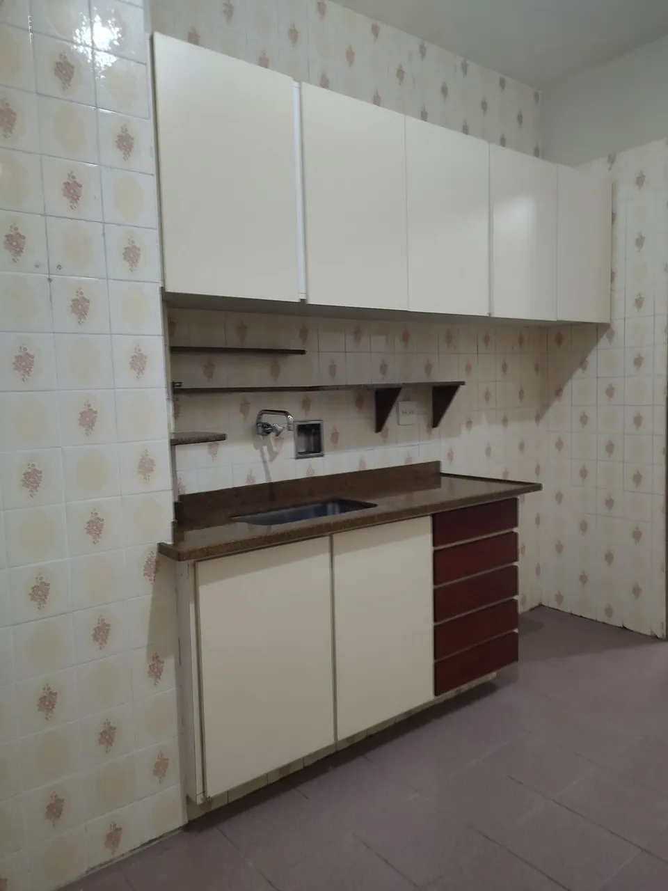 Apartamento de 2 quartos com piso de madeira ou laminado — photo 4