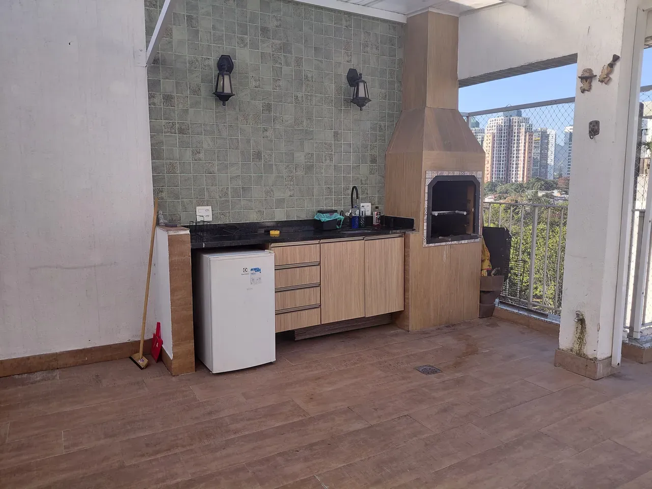 Furnished 3-bedroom apartment with glass balcony — photo 31
