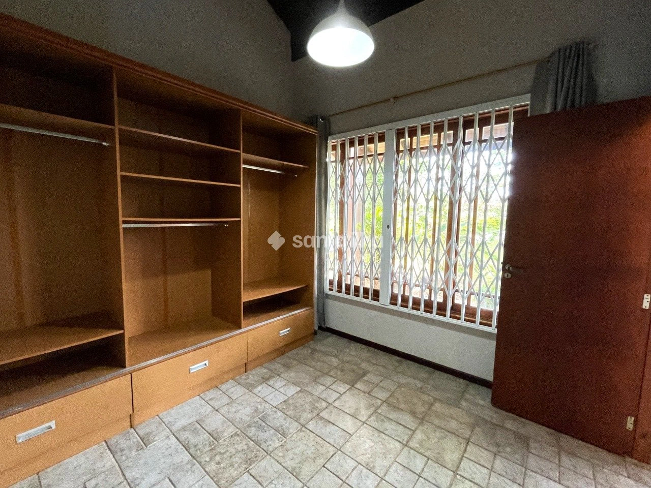 200 m² house with a private BBQ and a grill on the balcony — photo 4