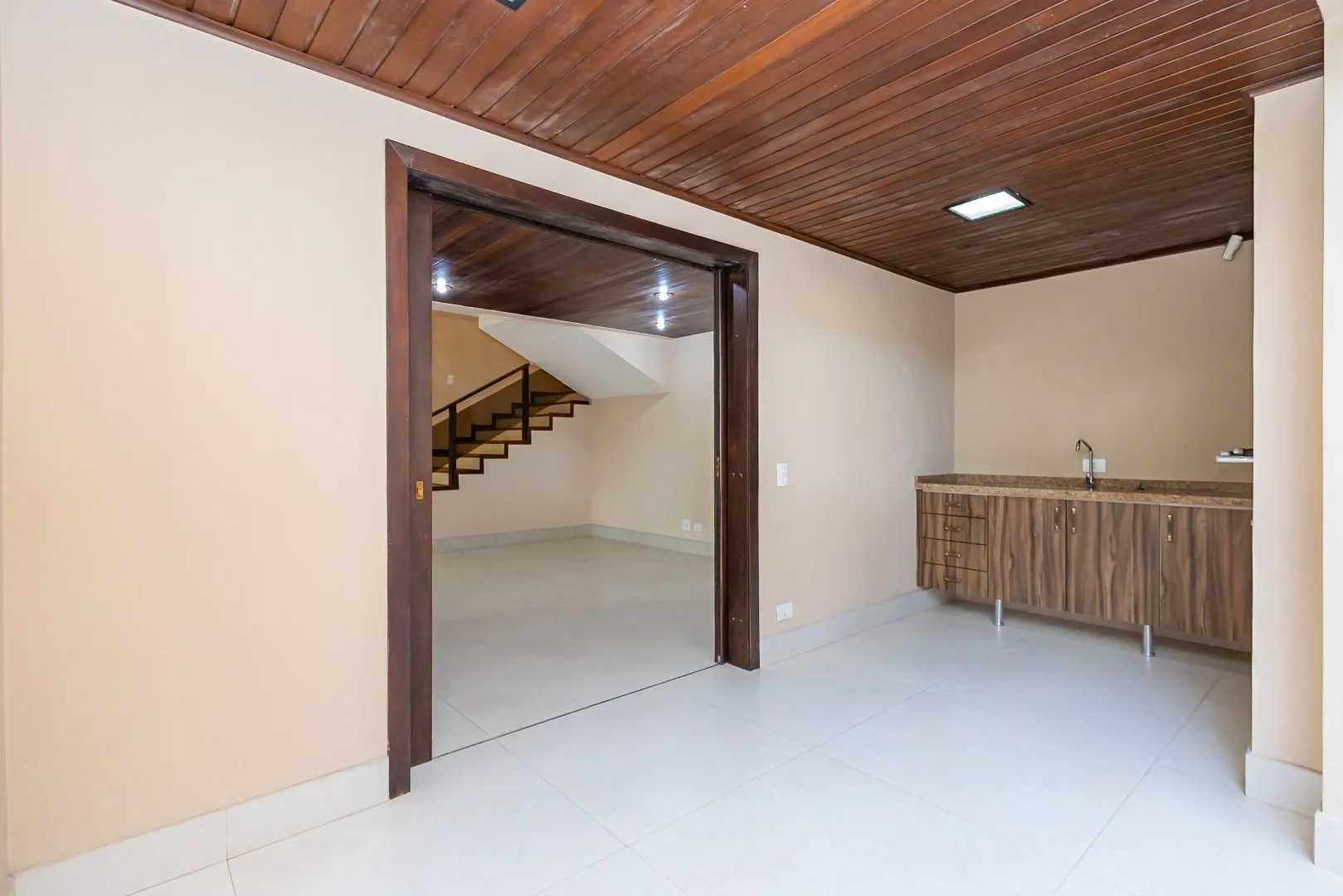 Rental house with 4 bedrooms and 5 bathrooms across 550 m² — photo 30