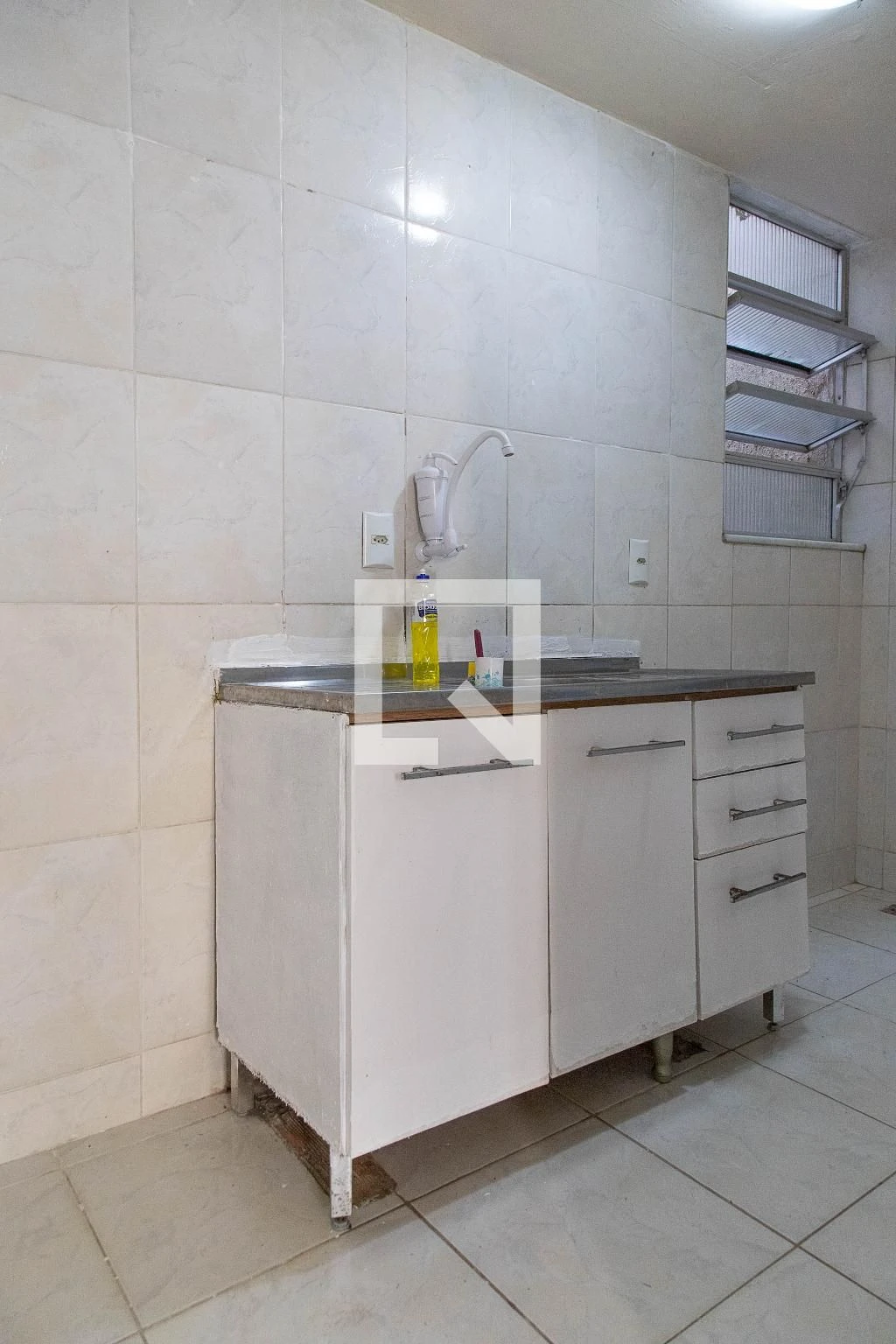 Unfurnished 1-bedroom apartment with a glass shower — photo 7