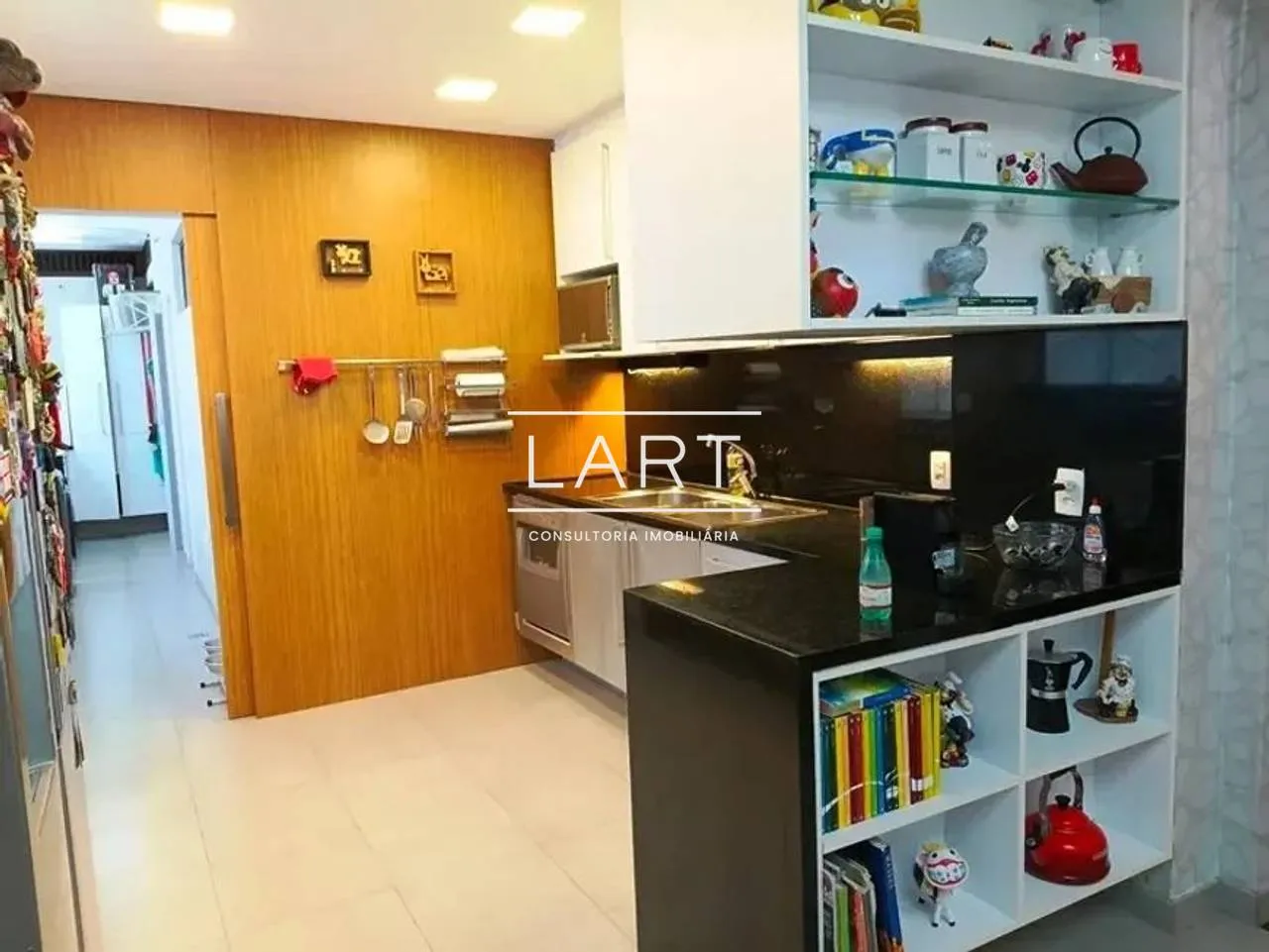 Furnished apartment, 250 m², with floor-to-ceiling windows — photo 18