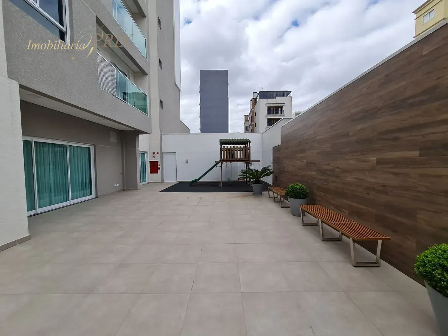 Glass-enclosed balcony in a 2-bedroom apartment, 76 m² — photo 31
