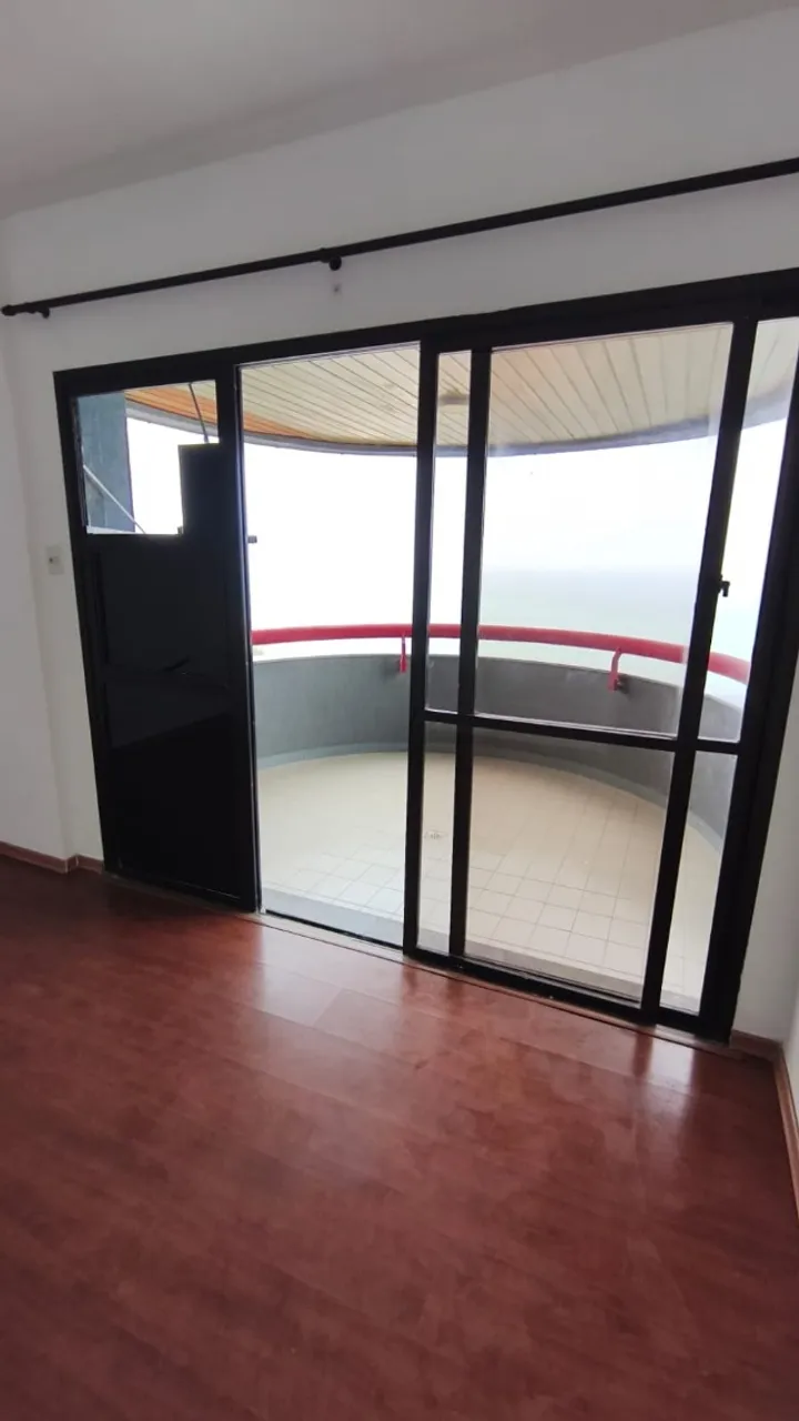 1-bedroom apartment with balcony and fitted storage — photo 4