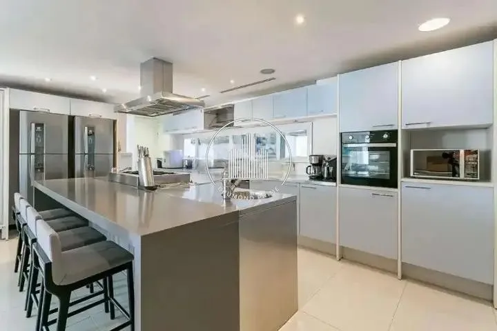 House with 6 en-suite bedrooms, 800 m² and 4 parking spots — photo 32