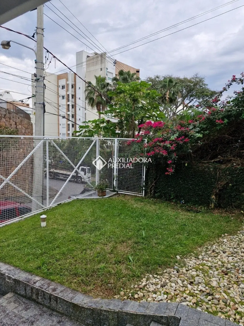 4-bedroom house with a fireplace in Florianópolis — photo 17