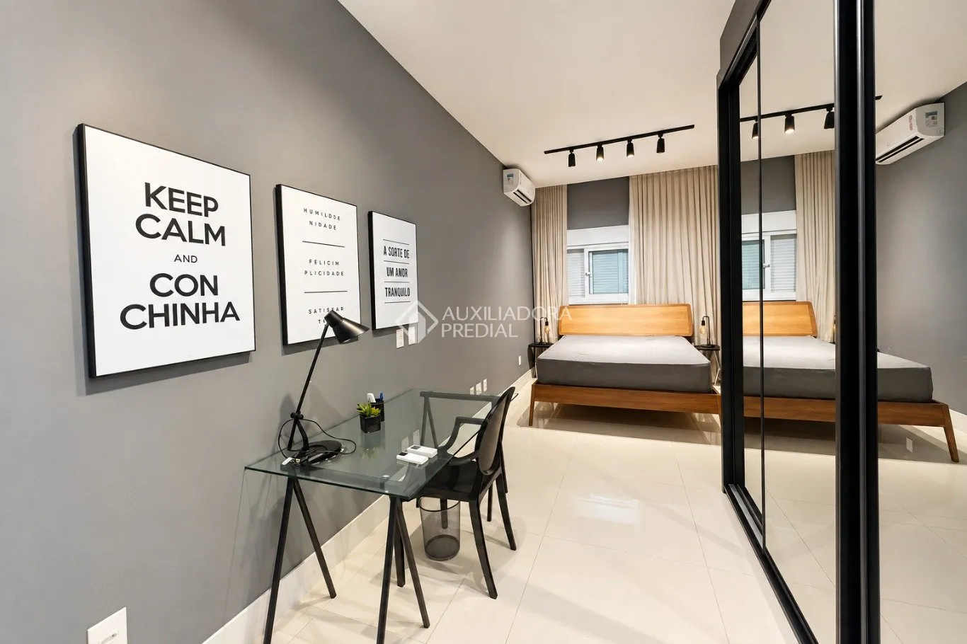 Balcony with a grill in a 2-bedroom apartment, 172 m² — photo 4