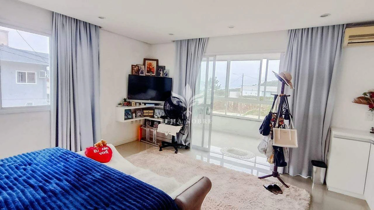 Glass-enclosed balcony in a 4-bedroom house, 400 m² — photo 19