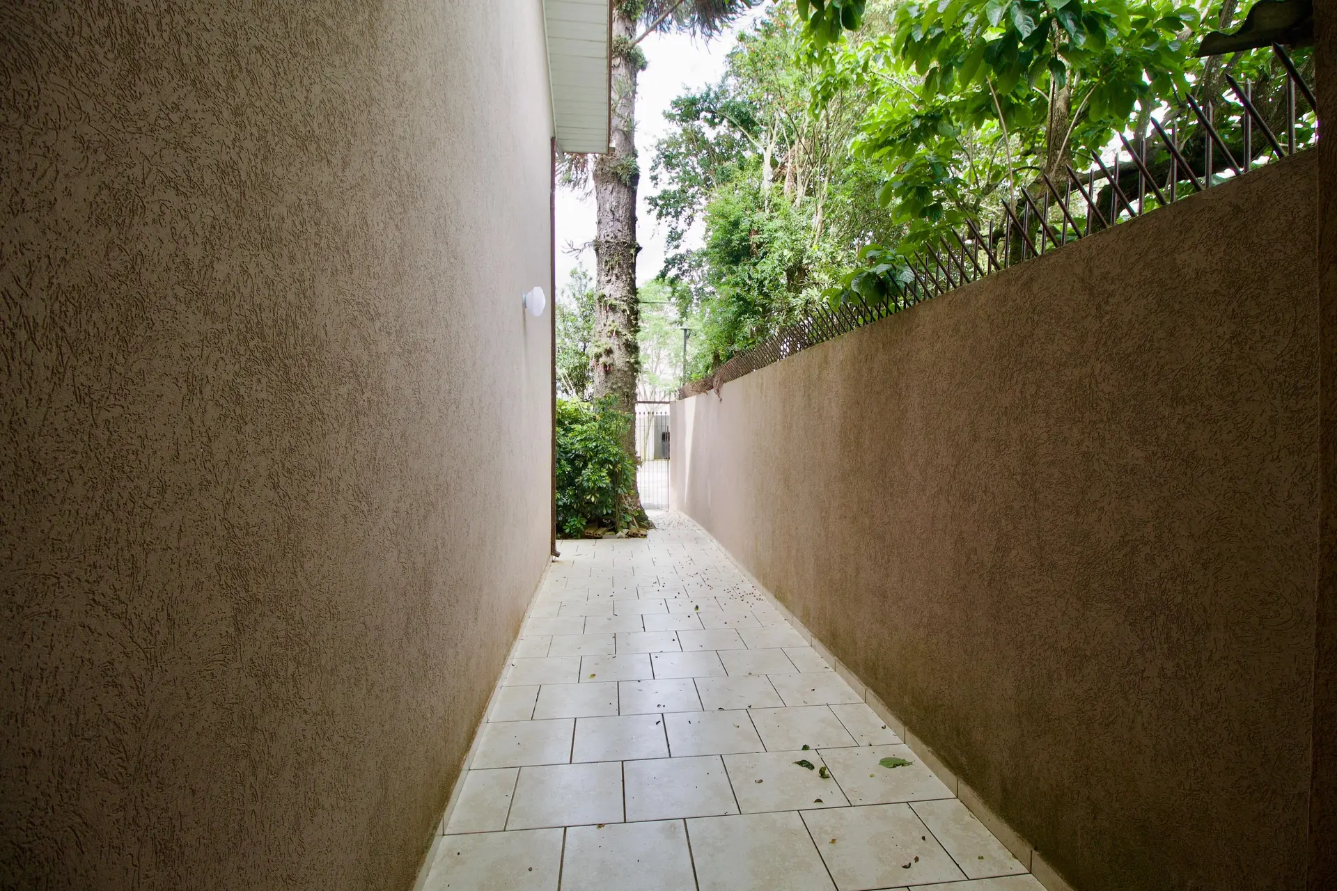 4-bedroom house with a garden in Curitiba — photo 42