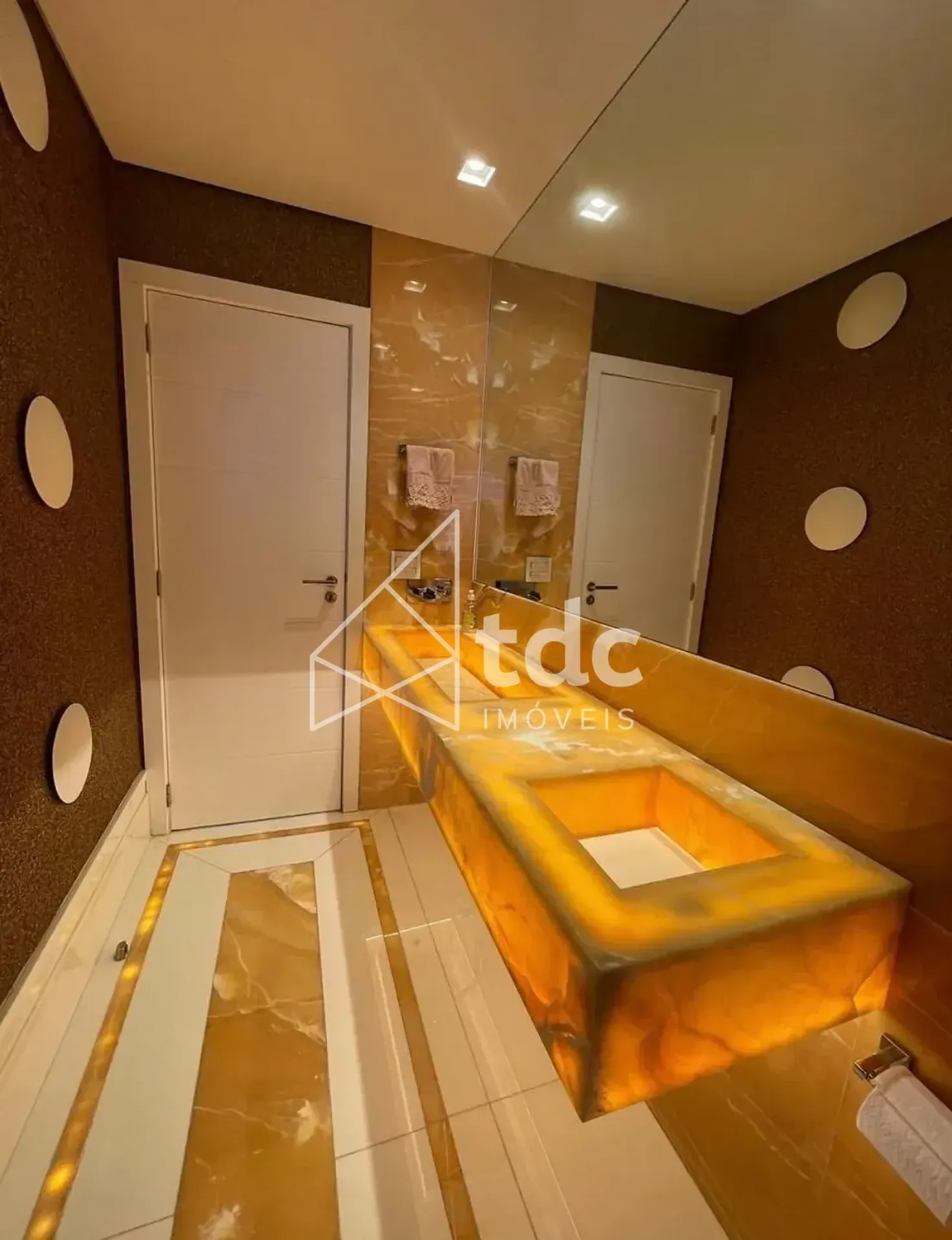 Bathtub in a 5-bedroom house, 900 m² — photo 22