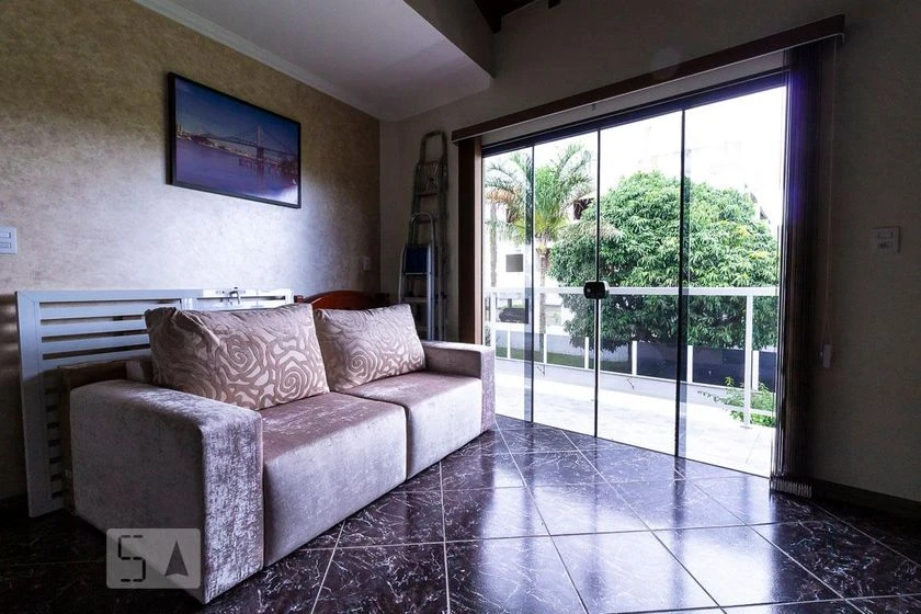 Unfurnished 1-bedroom apartment with a private garden — photo 5