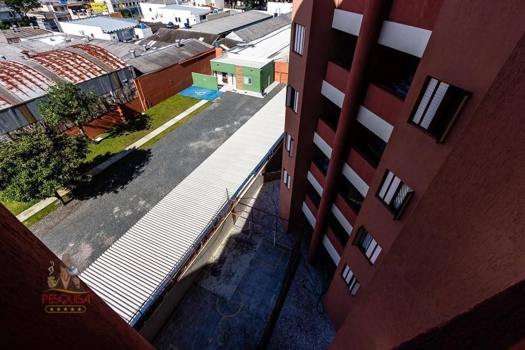 2-bedroom apartment with wood or laminate floors in Curitiba — photo 9