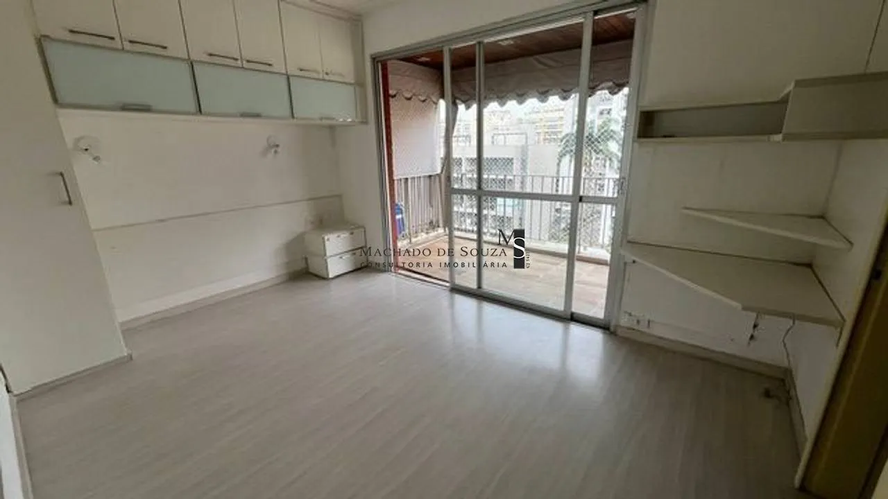 Walk-in closet in a 2-bedroom apartment, 75 m² — photo 28