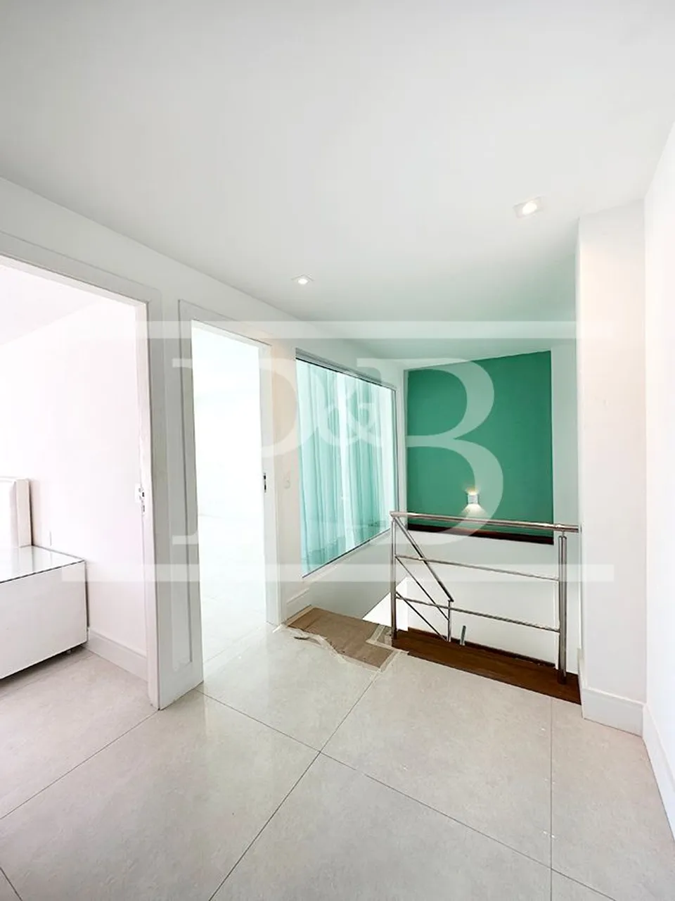 4-bedroom apartment with an enclosed glass balcony — photo 16