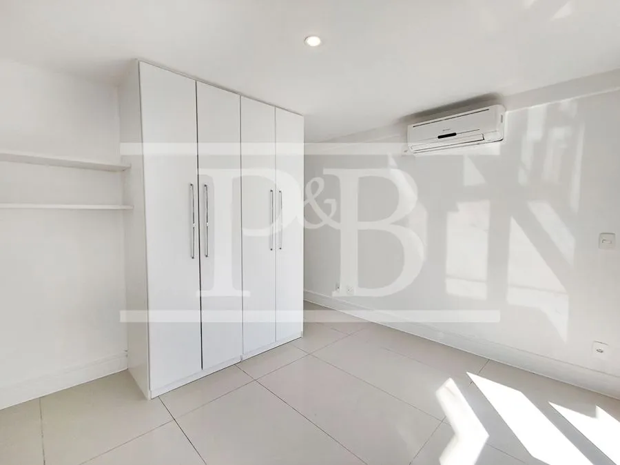 4-bedroom apartment with balcony, 300 m² — photo 9
