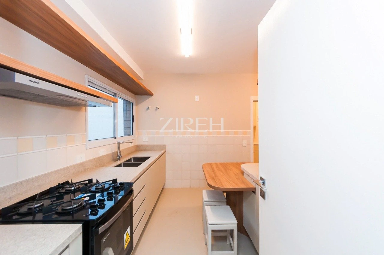 3-bedroom apartment with a private BBQ area — photo 2