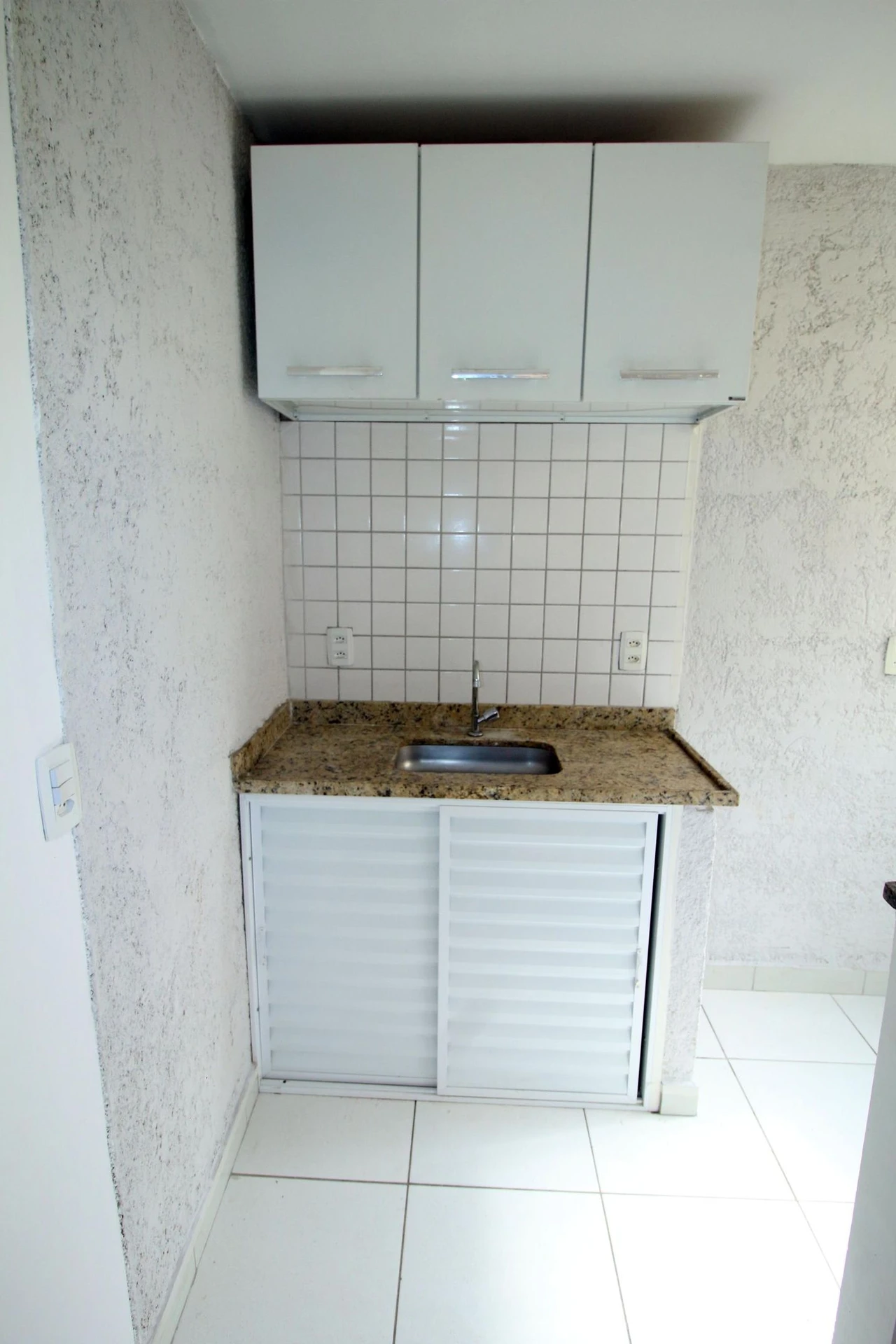 Unfurnished studio with 1 bedroom and 1 total bathroom — photo 7