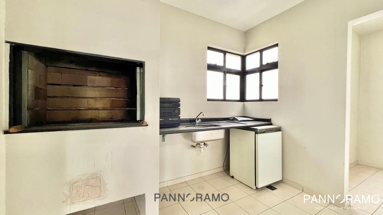 Walk-in closet in a 3-bedroom apartment, 186 m² — photo 11