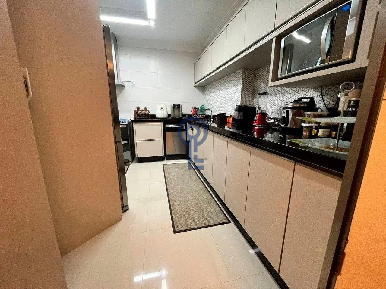 Furnished 4-bedroom apartment with 1 en-suite bath — photo 8