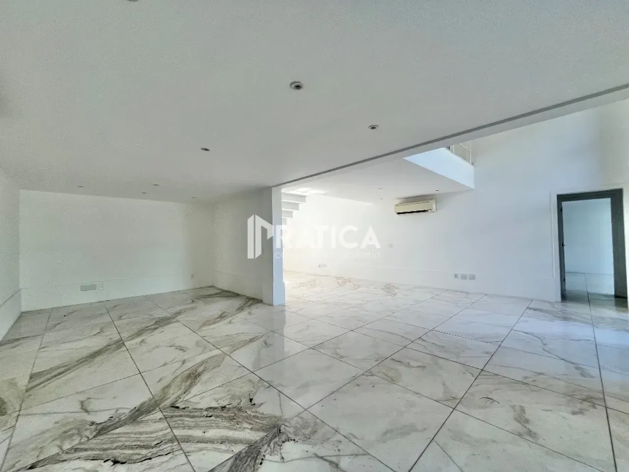 House with 5 bedrooms and a 24-hour concierge — photo 2