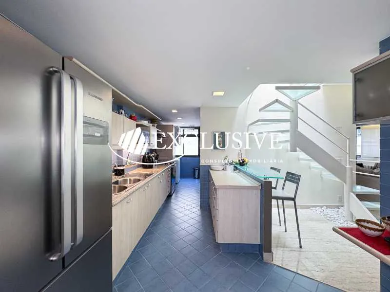3-bedroom apartment in a building with a pool — photo 10